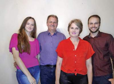 Edson juntamente com a esposa Stela e os filhos Ludmila e Leonardo: candidato destacou a importância da família