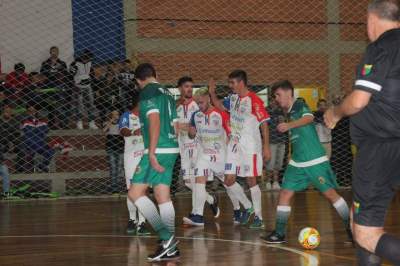 A comemoração do bonito gol marcado pelo ala Mateus Alemão