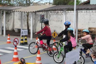 Iniciativa busca conscientizar crianças sobre regras de tráfego