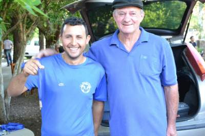 Técnico Luis Paulo recebe a medalha de goleiro menos vazado para o goleiro Eduardo, do Ewaldo Prass