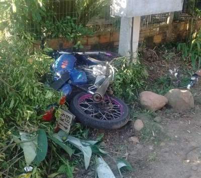 A moto usada pelos assaltantes foi abandonada na fuga