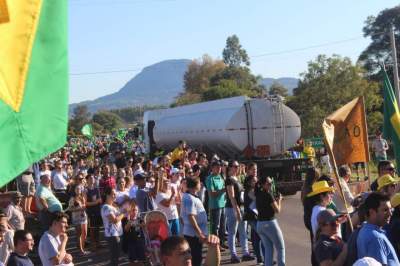 Manifestantes aplaudiram comboio com caminhões-tanque