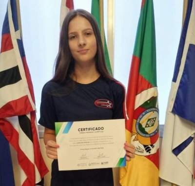 Carolina Gewehr, aluna do 8º ano da E.E.E.F. Professor Dinarte foi homenageada na Assembleia Legislativa