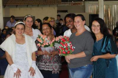 Noivas realizaram a brincadeira do buquê com solteiras presentes