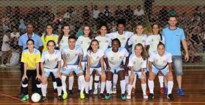 A equipe do Colégio Medianeira: campeã do certame feminino