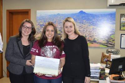 Procuradora do Município Estudantil Bárbara Giovana Paranhos da Rocha (EMEF Adão Jaime Porto), ao lado de Tanaela Müller e Franciele Schroeder
