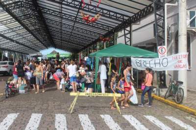 Brechó beneficente ocorrerá até às 20h na rua Coberta -Fotos: Tiago Mairo Garcia - Folha
