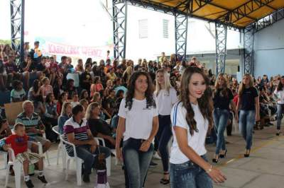  Imagem do desfile coletivo das candidatas a rainha