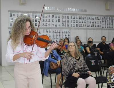 Abertura com boa música com Tatiele Henker