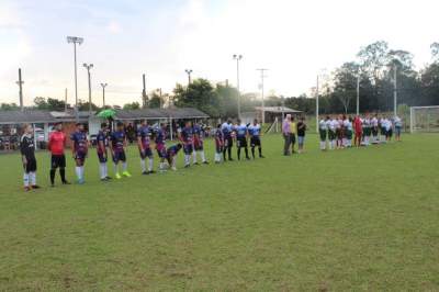 Equipes perfiladas para entoação dos hinos de Candelária e de Vera Cruz antes da partida