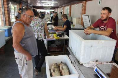 Público foi garantir o peixe para a Sexta-Feira Santa