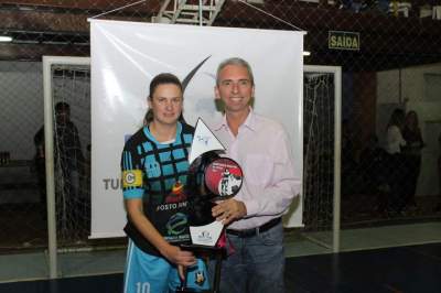 A premiação para a equipe campeã do feminino: Galacticos