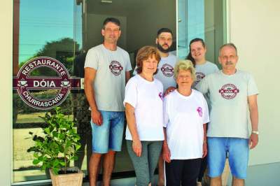 Dóia e Glaci ao lado dos filhos, da nora Cláudia e da vó Ilda da Silva 