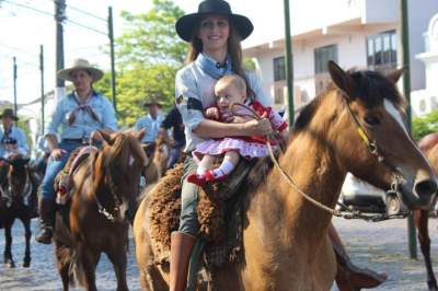 Desfile de cavalarianos festeja o Dia do Gaúcho em Candelária