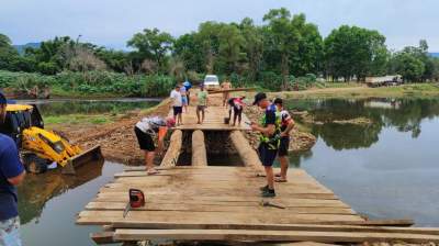 Comunidade reforma ponte improvisada na Prainha 