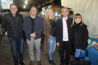 A patrona da feira, ao lado de Jorge Mallmann, o vice prefeito Nestor Ellwanger, o prefeito Paulo e Marilde de Oliveira