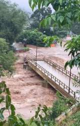 Ponte da Prainha de Cerro Branco é destruída pela correnteza 