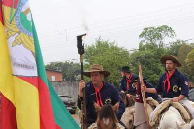 Centelha crioula foi trazida pelo Grupo de Cavaleiros do CTG Sentinela dos Pampas da cidade de Julio de Castilhos