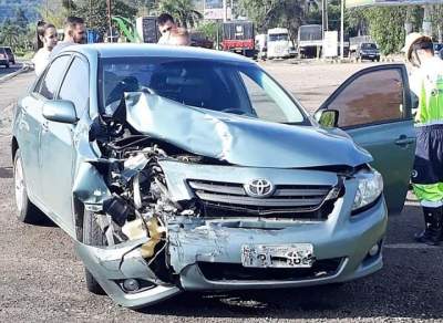 Acidente próximo ao posto Lago Azul envolve três carros