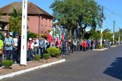  Caminhada dos manifestantes pela avenida Pereira Rego