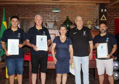 Os novos rotarianos Wilian Hoppe Pereira, Valmir Behling, Marlene Lopes, Tabajara Ramalho  e Fabiano Costa de Castro 