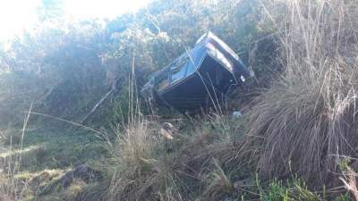 Motorista dorme no volante e cai em barranco