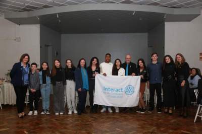 Integrantes do Interact com a governadora do Rotary Maria Beatriz Moraes