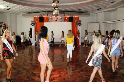 Candidatas orientadas por Roana Bortsmann em ensaio no Clube Rio Branco