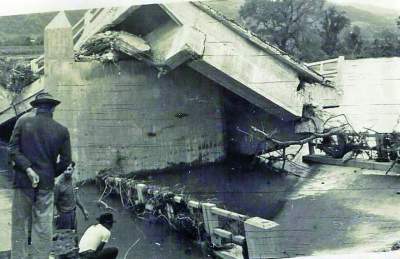 Do Fundo do Baú: outra barca e a ponte caída