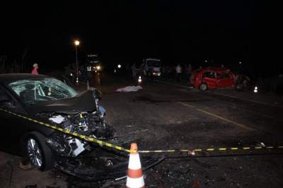 Cenário trágico: os dois carros destruídos e a vítima no meio da pista