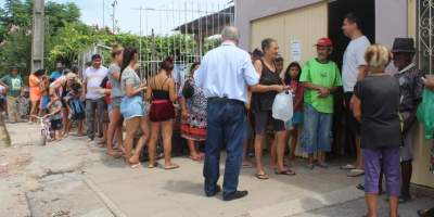 Paróquia distribui 200 marmitas no Ewaldo Prass