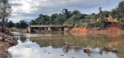Entraves adiam trabalhos de reconstrução da ponte 