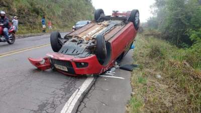 Após perder o controle do veículo, motorista capota na ERS-400