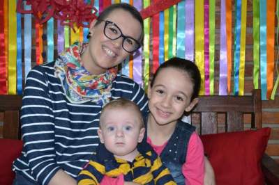 Aline com os filhos Gael e Cecília: sorriso iluminado