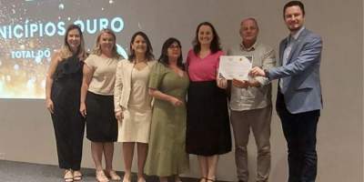 Secretaria de Educação recebe homenagem pelo Selo Ouro da alfabetização