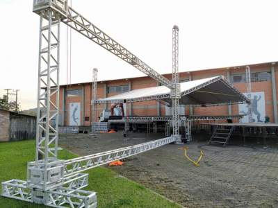 Estrutura de palco será montada no estacionamento do Ginásio Doutor Gomes