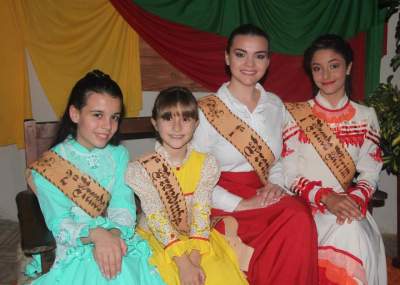 As prendas de 2015 , Lara da Silveira. Isabelle Cristine Lazzari ,Eduarda Zillmann ,Kamile Rodrigues de Moura 