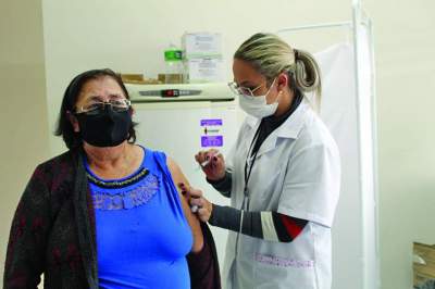 Deni Lorena Strassburger, moradora da Linha Brasil, recebeu ontem uma nova dose de reforço da vacina 