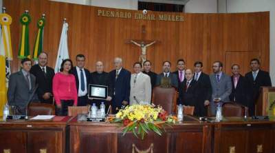 Prefeito Sérgio Ghignatti e vereadores com o homenageado: reconhecimento
