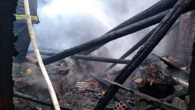 Bombeiros apagam fogo em estufa de fumo nos Três Pinheiros