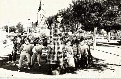 A Rainha Rejane Jensen ao lado de crianças na praça Alberto Blanchard da Silveira em 1974