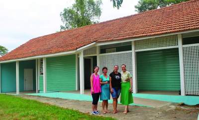 Equipe da Secretaria de Educação com a professora e a zeladora da escola