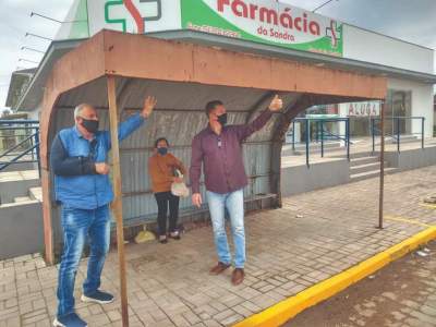 O prefeito Rim e o vice Cristiano na parada do Araldo, no Rincão Comprido, onde será instalado um dos novos abrigos