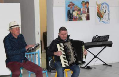 Apresentação musical de Sassá e Farias