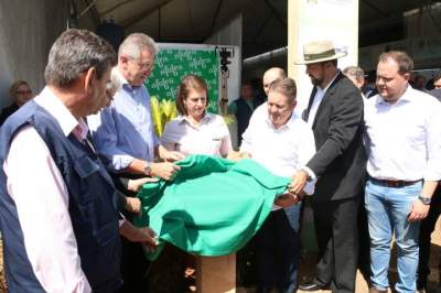 Autoridades descerram a placa durante a inauguração do novo pavilhão da agroindústria familiar 