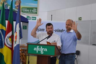 A benção realizada pelo padre Lucas e pelo pastor Bruno