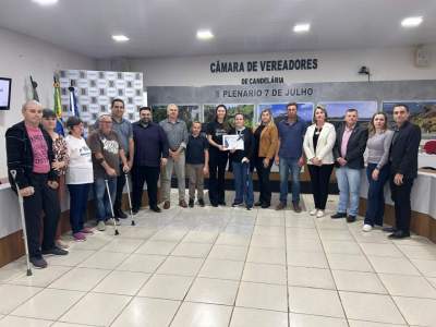 Legislativo conferiu à Jaqueline e à Oficina Terapêutica de AVCistas um certificado de participação