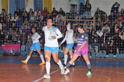 Thaline festeja o último gol da vitória por 5 a 2 do Medianeira/Flyboys