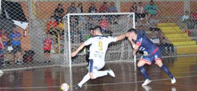 Jogada do segundo gol da ASF, na qual Tiago Rosa reclamou falta não assinalada pela arbitragem