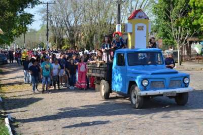 Desfile Cívico homenageia a Pátria em Cerro Branco 